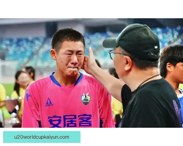 足球新星本赛季表现稳健，潜力持续提升备受期待